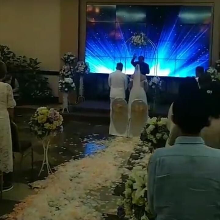 <p>Momen ketika Sheila Marcia dan Dimas Akira saat menjalani pemberkatan nih, Bunda.(Foto: Instagram @bang_hank_key)  </p>