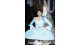 FOTO: Moschino: Obsesi Marie Antoinette, Kue, dan Fashion Jerremy Scott menampilkan koleksi terbarunya untuk Moschino. Koleksi ini terispirasi dari Marie Antoinette dan obsesinya pada kemewahan serta kue.