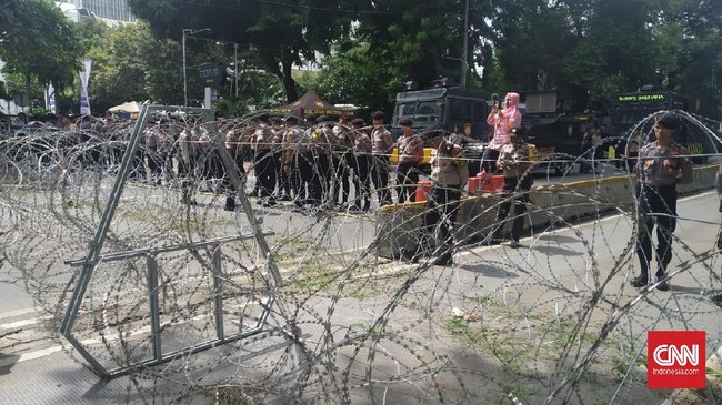 Polisi menutup akses jalan Medan Merdeka Barat menuju Istana Kepresidenan dengan kawat berduri jelang aksi demo Omnibus Law Ciptaker.