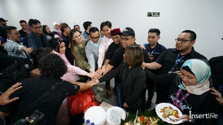 5 Potret Tumpengan Acara Korean Wave in Love di TSM Cibubur Lima momen tumpengan jelang acara Korean Wave in Love di TSM Cibubur.