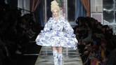 FOTO: Moschino: Obsesi Marie Antoinette, Kue, dan Fashion Jerremy Scott menampilkan koleksi terbarunya untuk Moschino. Koleksi ini terispirasi dari Marie Antoinette dan obsesinya pada kemewahan serta kue.