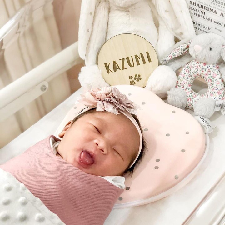 Duh, bikin gemas deh ekspresi baby Kazumi. "<em>Hello world, i have arrived! My name is Kazumi Aara Utomo but you can call me Kazumi or Mii-chan!</em>" tulis Ryuji. [Foto: Instagram @ryujiutomo]