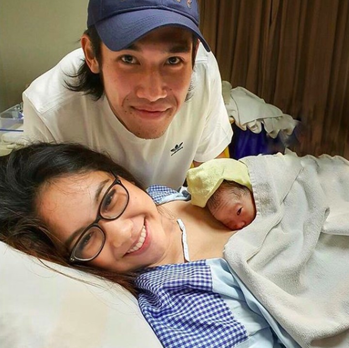 Momen inisiasi menyusui dini (IMD) sesaat usai putri pertama Ryuji dan Shabrina lahir, pada 13 Februari 2020. [Foto: Instagram @shabrinaautomo]