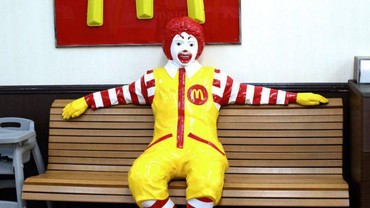 img-title Aksi Bela Palestina, Satu Truk Kotoran Hewan Mendarat di McDonald's Prancis