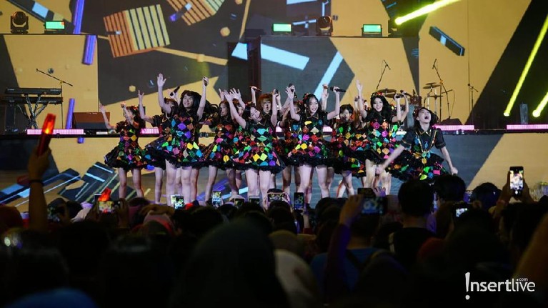 9 Potret Kemeriahan Korean Wave In Love di TSM Cibubur Konser Korean Wave in Love telah berlangsung dari Trans Studio Mall Cibubur, Jumat (21/2). Berikut ini potret keseruan para pengisi acara.