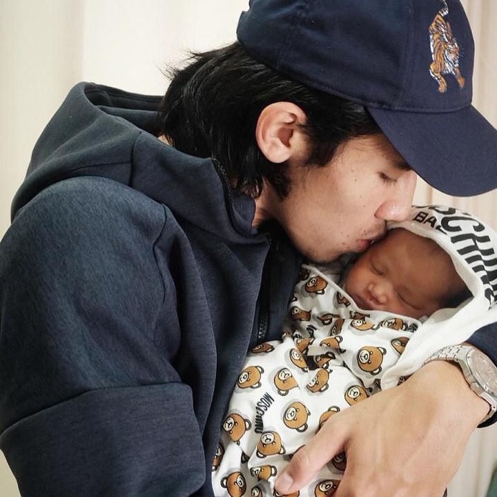 "<em>Baba tinggal kerja dulu ya Kazumi! Doakan Baba diberi kelancaran, keselamatan dan kemenangan ya nak. Baik baik bersama Bubu, sampai bertemu nanti setelah Baba pulang kerja! Love you nak,</em>" tutur Ryuji, saat hendak bertanding. [Foto: Instagram @ryujiutomo]