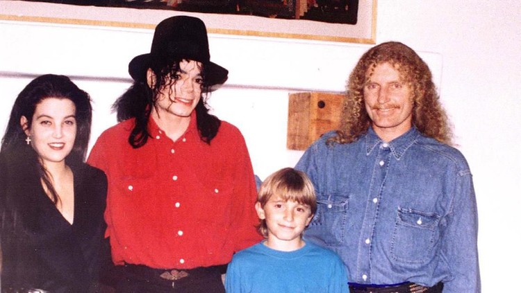 381353 06: File Photo: Australian Artist Brett Livingston Strong, Right, Poses With His Son Stason, Pop Star Michael Jackson, And Lisa Marie Presley, Left, August 1994. In An Article In A British Sunday Newspaper November 5, 2000, Strong Has Been Implicated In Possibly Supplying Illegal Drugs To A Host Of Celebrities Including Britain's Prince Andrew.  (Photo By Getty Images)