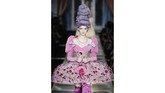 FOTO: Moschino: Obsesi Marie Antoinette, Kue, dan Fashion Jerremy Scott menampilkan koleksi terbarunya untuk Moschino. Koleksi ini terispirasi dari Marie Antoinette dan obsesinya pada kemewahan serta kue.