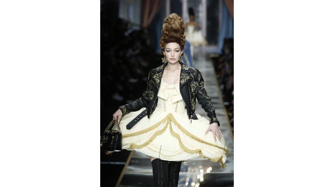 FOTO: Moschino: Obsesi Marie Antoinette, Kue, dan Fashion