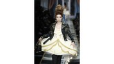 FOTO: Moschino: Obsesi Marie Antoinette, Kue, dan Fashion Jerremy Scott menampilkan koleksi terbarunya untuk Moschino. Koleksi ini terispirasi dari Marie Antoinette dan obsesinya pada kemewahan serta kue.