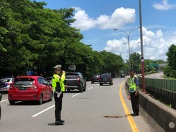Pritt! Pria Ini Ditilang karena Kemudikan Mobil di Tol Sambil Berdiri