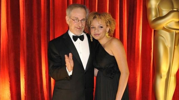 Anak sutradara Steven Spielberg, Mikaela Spielberg berkarier sebagai bintang porno. Meski demikian, ia mengaku sama sekali tak numpang tenar di nama ayahnya.
