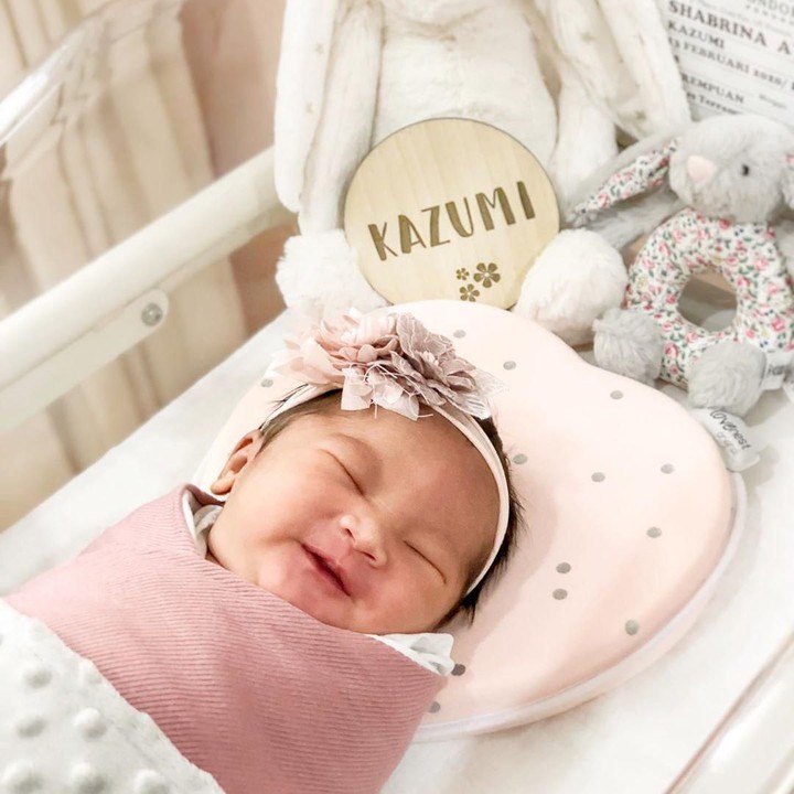 "<em>We are so happy to announce the arrival of our first newborn baby, Kazumi Aara Utomo on 13 February 2020. #kazumifirstday,</em>" tulis Shabrina. [Foto: Instagram @shabrinaautomo]