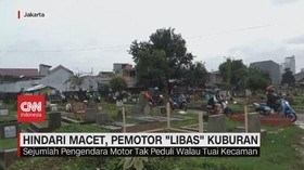 VIDEO: Hindari Macet, Pemotor 'Libas' Kuburan