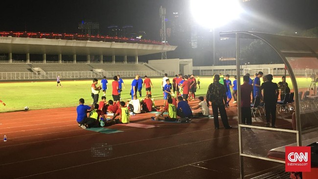 Timnas Indonesia kalah 1-4 dari Persita Tangerang pada laga uji coba yang digelar di Stadion Madya Senayan, Jakarta, Jumat (21/2).