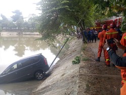 Sopir Kurang Hati-hati Saat Parkir, Mobil Nyebur ke Setu Mangga Bolong