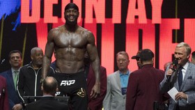 Wilder Sebut Tyson Fury Curang dan Wasit Tak Adil