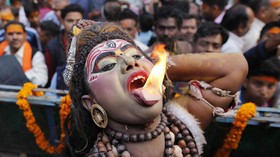 FOTO: Memuja Dewa Siwa dalam Festival Maha Shivaratri