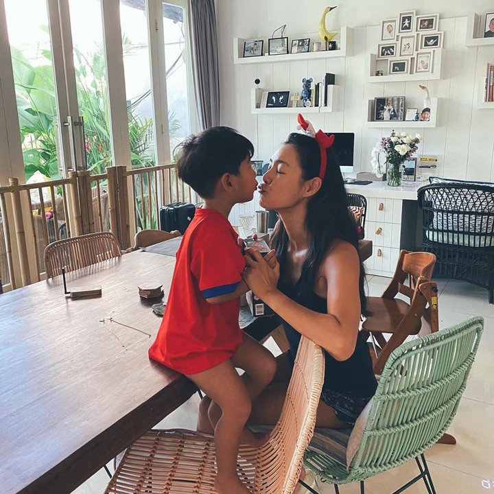 <p>Kahi juga sering membagikan foto dan video aktivitas keduanya putranya yang masih kecil di media sosial. (Foto: Instagram @kahi_korea)</p>