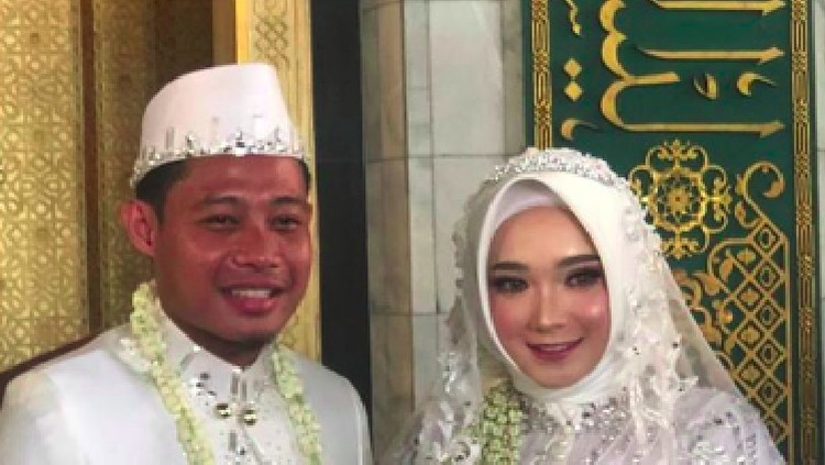 Gelandang Persija Evan Dimas Darmono resmi menikahi tunangannya, Zahra Hakim, pada Sabtu (22/2/2020) di Surabaya. Intip senyum bahagia pengantin baru ini.