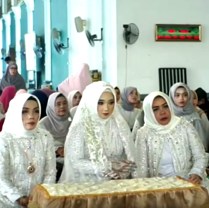 Jelang ijab kabul, Zahra didampingi ibundanya dan ibunda dari Evan Dimas. (Foto: YouTube Mahar Agung Organizer)