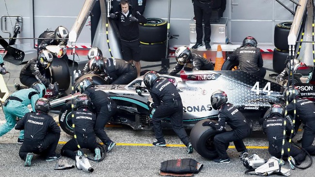 Tiga staf dari dua tim F1 diisolasi untuk mengantisipasi penyebaran virus corona menjelang seri pertama balapan Formula 1 2020.