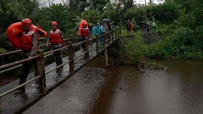 Total dua orang tewas setelah hanya saat banjir, Selasa (25/2) lalu. Dari empat remaja yang hanyut, dua bisa diselematkan dan dua tewas.