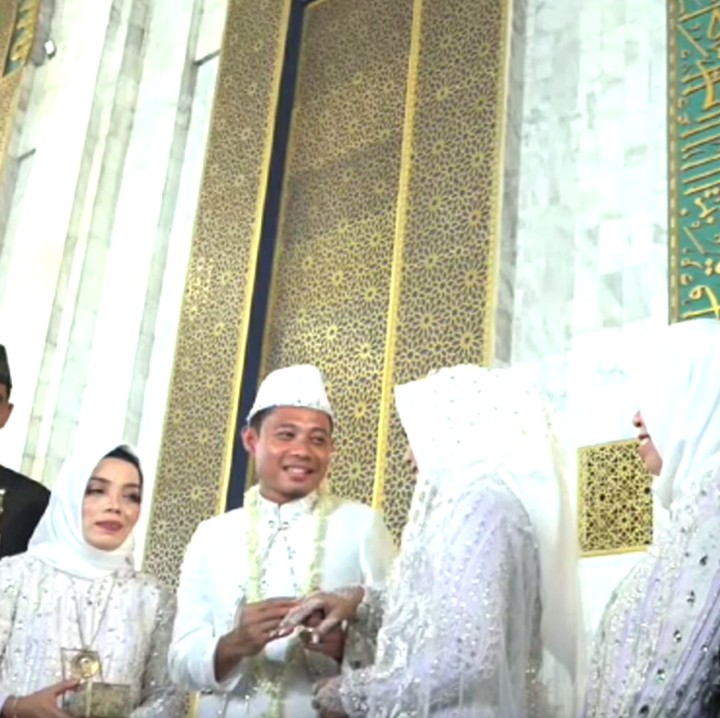 Momen Evan Dimas menyelipkan cincin kawin di jari manis Zahra. Semoga pernikahannya langgeng ya. (Foto: YouTube Mahar Agung Organizer)