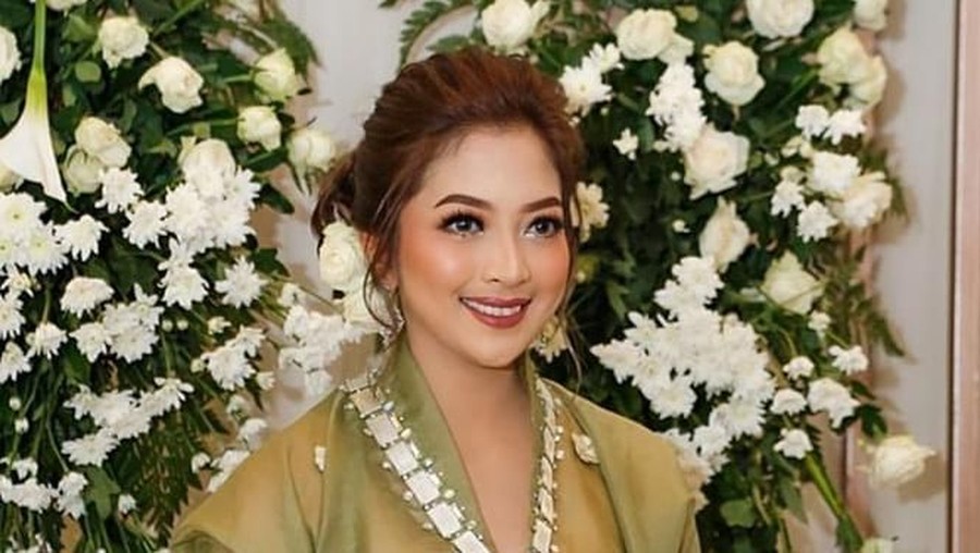 Ikut Kontes Kecantikan Miss Asia Pacific World 2012 Andi Natassa resmi menjadi istri dari Kombes Pol Irwan Anwar. Pernikahan digelar hari ini, Sabtu (22/2).