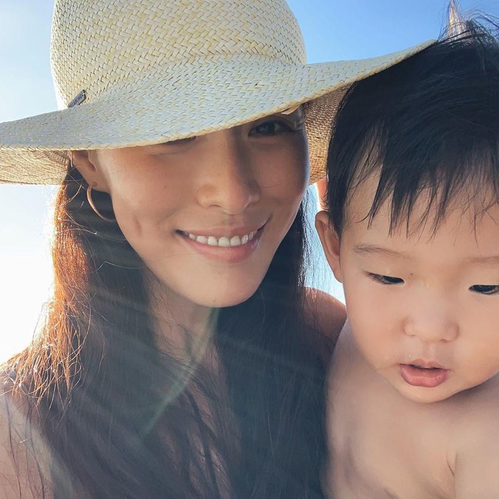 <p>Pantai di Bali adalah salah satu tempat favorit Kahi dan keluarganya. (Foto: Instagram @kahi_korea)</p>