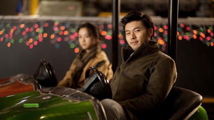 Hyun Bin enggak cuma tampil memukau di drama Korea. Ada beberapa film layar lebar yang pernah dibintanginya. Berikut empat film Hyun Bin yang romantis banget.
