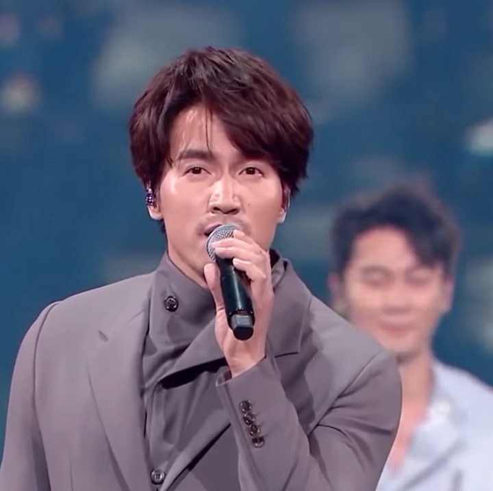 <p>Di usianya yang sudah 43 tahun, Jerry Yan barangkali satu-satunya personel F4 yang masih betah melajang. Ia juga tak memiliki akun media sosial seperti personel lainnya. Foto ini adalah penampilan Jerry saat membawakan lagu Meteor Rain di malam tahun baru 2020. (Foto: YouTube)</p>