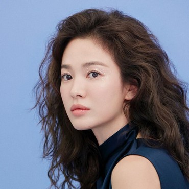 Tampil Beda, Rambut Keriting Song Hye Kyo yang Jadi Sorotan