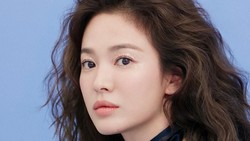 Tampil Beda, Rambut Keriting Song Hye Kyo yang Jadi Sorotan