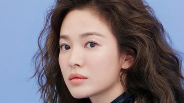 img-title Tampil Beda, Rambut Keriting Song Hye Kyo yang Jadi Sorotan
