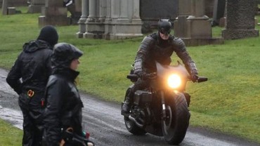 Keren Abis, Ini Penampakan Jelas Batsuit Batman Versi Robert Pattinson