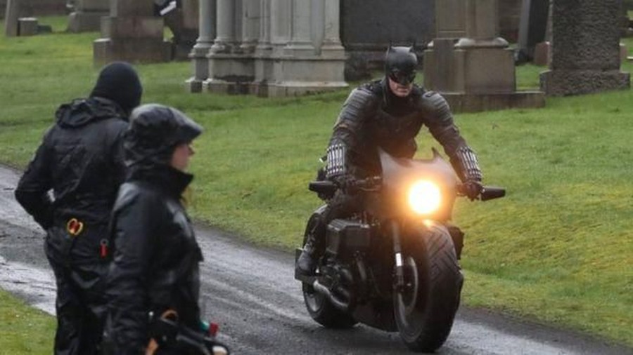 Kostum Batman versi Robert Pattinson terkuak lewat foto balik layar yang tersebar.