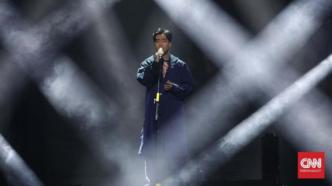 Vidi Aldiano memanaskan energi penonton lewat gubahan medley dua lagu ikonik Pupus milik Dewa dan Kasih Tak Sampai dari Padi.