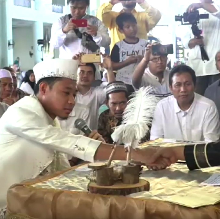 Evan Dimas cepat dan lancar saat melakukan ijab kabul. Hal ini terlihat di video live yang diunggah oleh pihak wedding organizer. (Foto: YouTube Mahar Agung Organizer)
