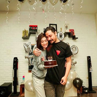 Tampil Mesra, Inikah Sosok Pacar Baru Ello?