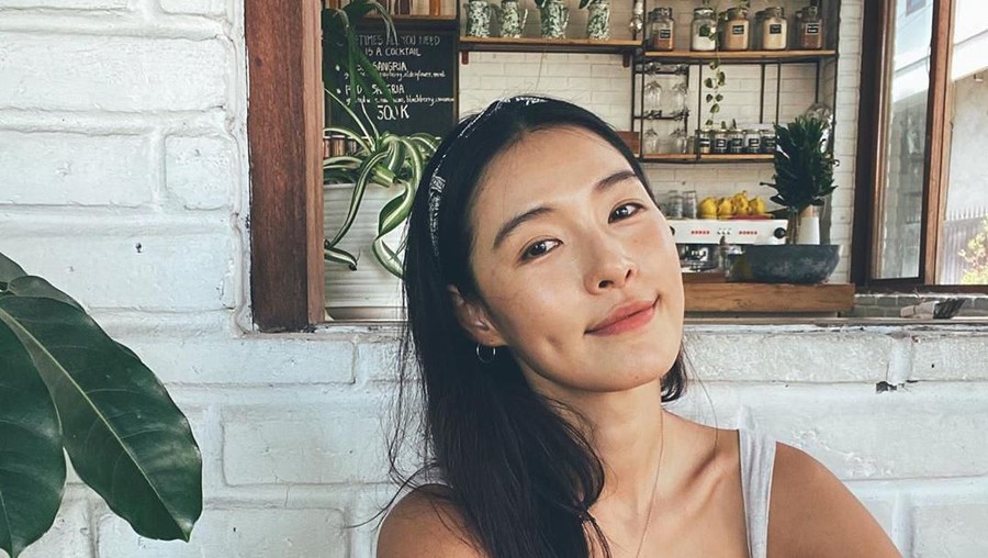 Kahi eks personel After School dihujat karena bawa anak-anaknya ke pantai di Bali di tengah penyebaran Covid-19 di Indonesia yang cepat.
