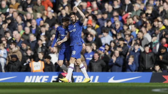 Chelsea meraih kemenangan ke-13 di Liga Inggris musim ini usai mengalahkan Tottenham Hotspur 2-1, Sabtu (22/2).