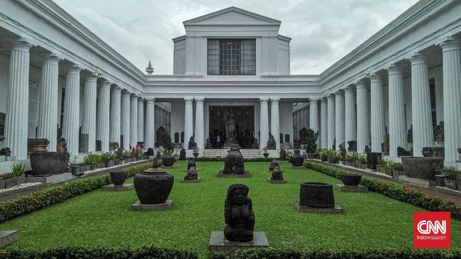 Bukan hanya yang pertama, Museum Nasional Indonesia yang terletak di Jakarta juga merupakan museum terbesar di Asia Tenggara.