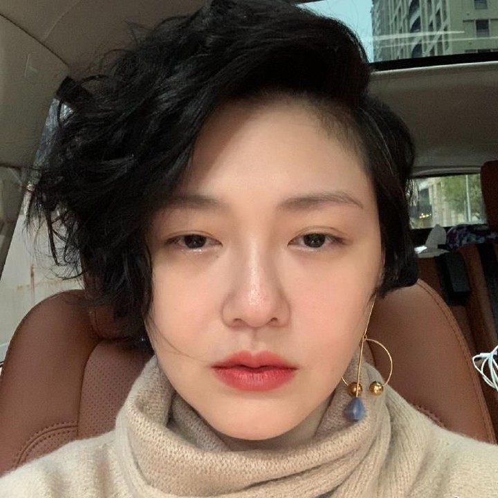 <p>Nah kalau yang ini, pemeran Shan Cai dalam <em>Meteor Garden</em>, Barbie Hsu. Ia telah menikah dengan pengusaha Wang Xiaofei pada tahun 2010. Kini Barbie Hsu sudah menjadi ibu dari dua orang anak. Masih terlihat awet muda ya, Bun? (Foto: Weibo)</p>