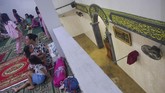 FOTO : Kala Banjir Kembali Kepung Ibu Kota Hujan deras yang terjadi sejak Minggu (23/2) dini hari membuat sejumlah wilayah di ibu kota Jakarta diterjang banjir. Ratusan rumah terendam.