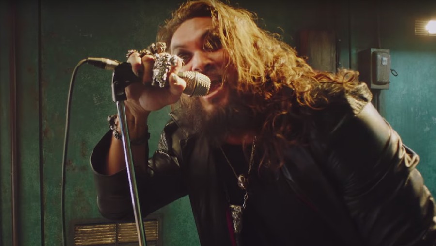 Jason Momoa jadi model video teaser lagu terbaru Ozzy Osbourne berjudul Scary Little Green Man.