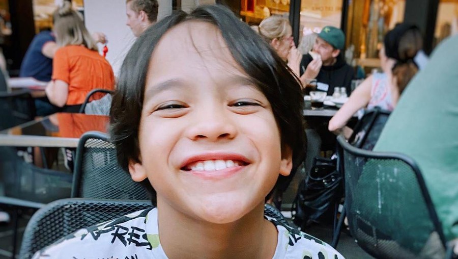 Noah Sinclair sudah bisa tertawa dan menularkan keceriaan ke anggota keluarga lainnya usai duka ditinggal sang ayah, Ashraf Sinclair.