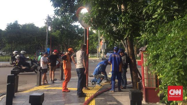 Ketua DPRD Tuding Proyek Trotoar Anies Picu Banjir Ketua DPRD DKI, Prasetyo Edi Marsudi menyebut proyek pelebaran trotoar garapan Anies Baswedan memicu luapan banjir.