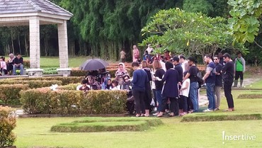 img-title Rindu, BCL dan Keluarga Kembali Datangi Makam Ashraf Sinclair