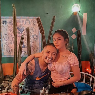 Disentil Netizen karena Foto Ciuman, Uus Beri Reaksi Santai